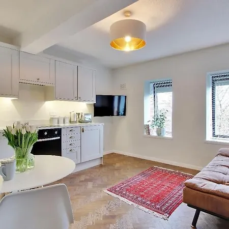 Chic 2-Bed Apartment, Free Wi-Fi And Parking